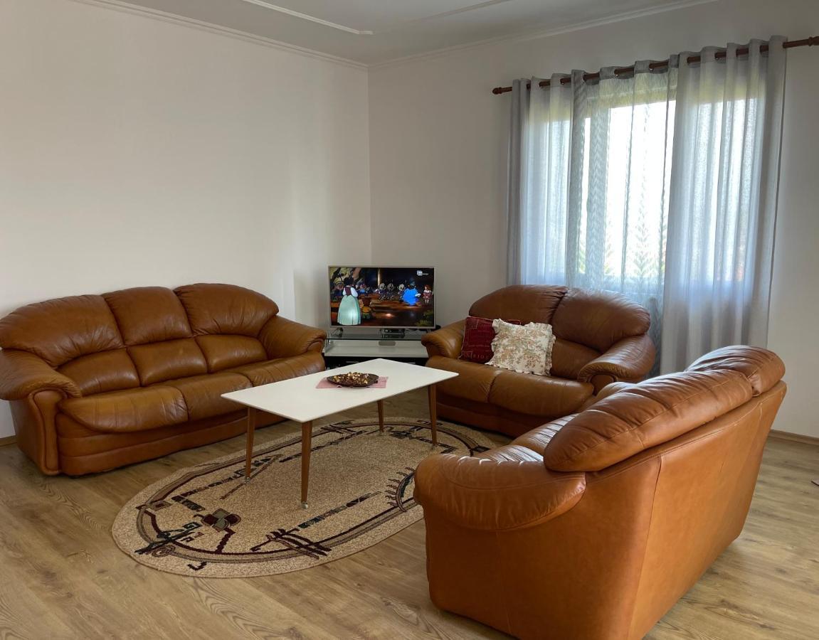 Ajla'S Home Vorë 外观 照片