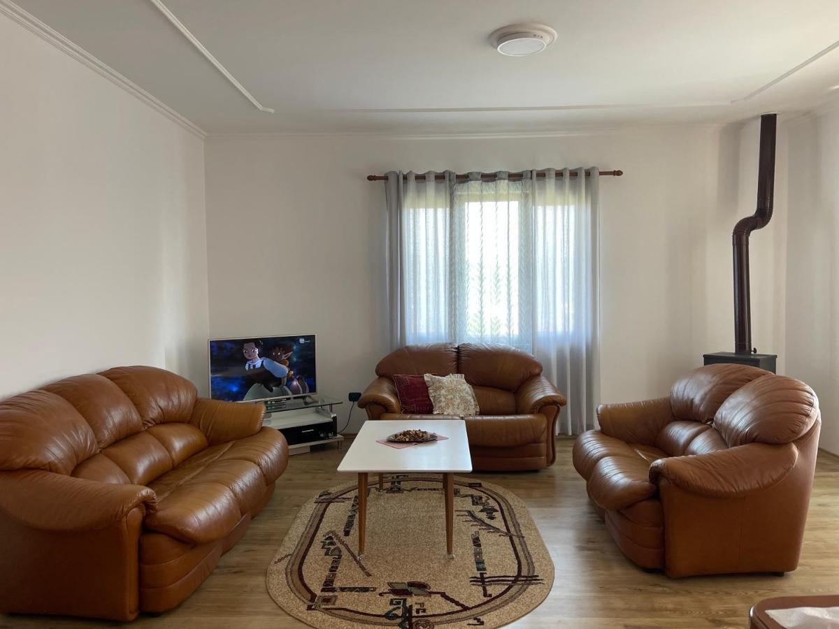 Ajla'S Home Vorë 外观 照片